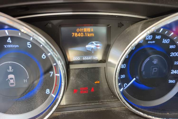Used Hyundai Sonata 2011 2.0L Automatic Leading Edition Odometer Close Up