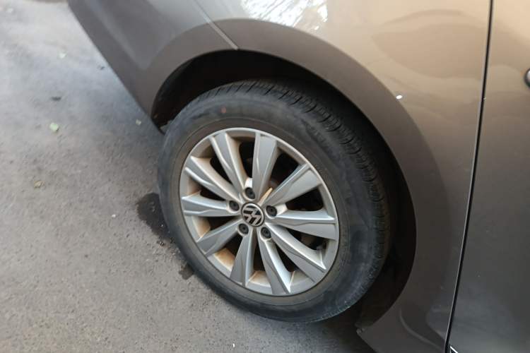 Used Volkswagen Sagitar 2016 230TSI 25th Anniversary Edition Right Rear Wheel Hub