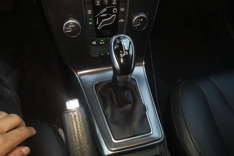 Used Volvo V40 2013 2.0T Zhiya Edition
