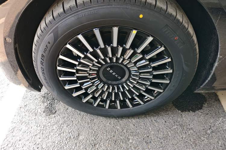 Used Zeekr 009 2024 7-Seater Walk-Through Version Four-Wheel Drive 108 kWh Left Front Wheel Hub