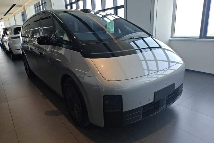 Used Li Auto MEGA 2025 Home Family Special Edition Front Right 45 Deg