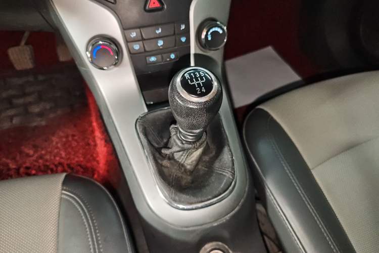 Used Chevrolet Cruze 2013 1.6L SE MT Gear Lever