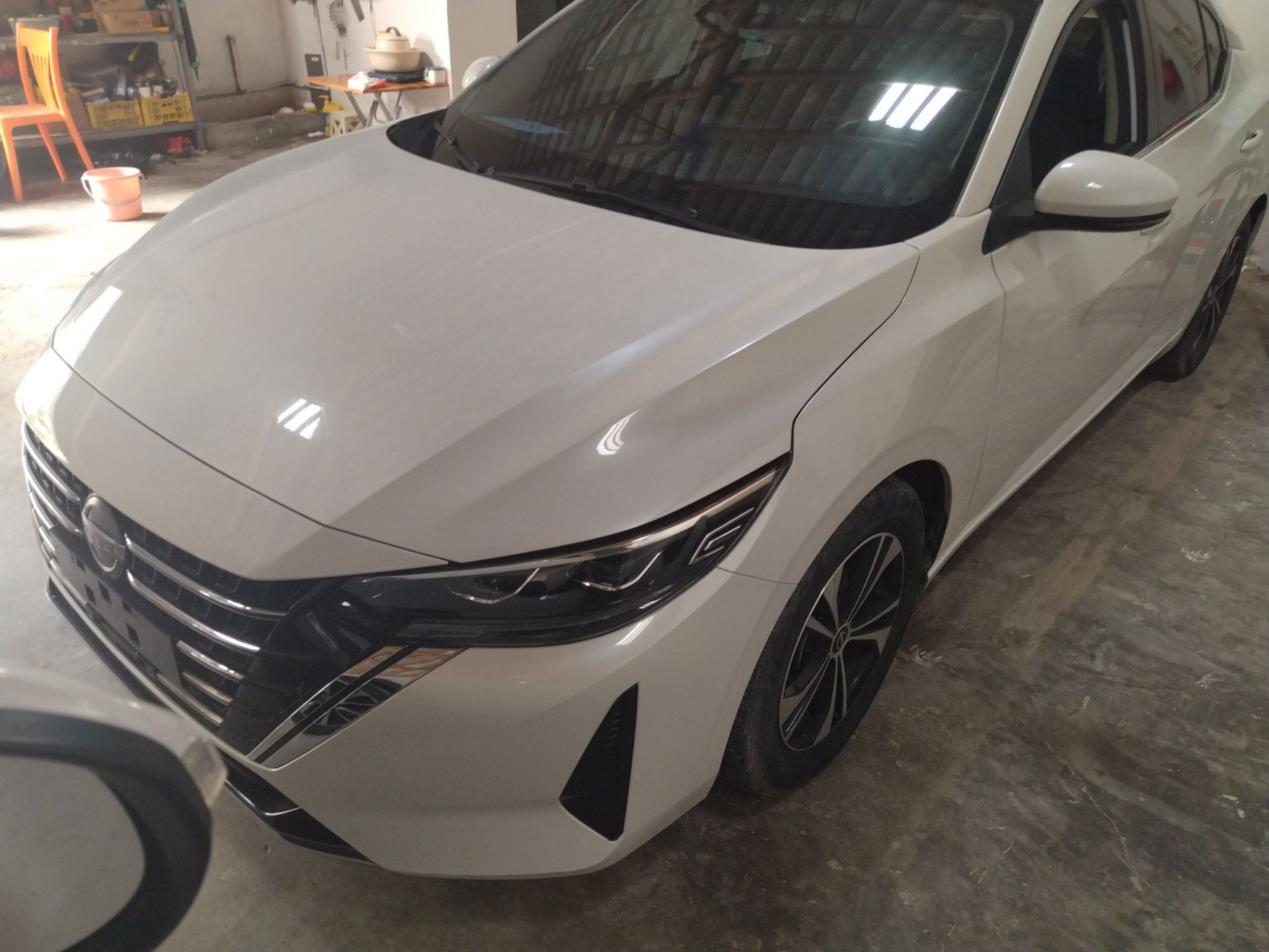 Под передней частью автомобиля