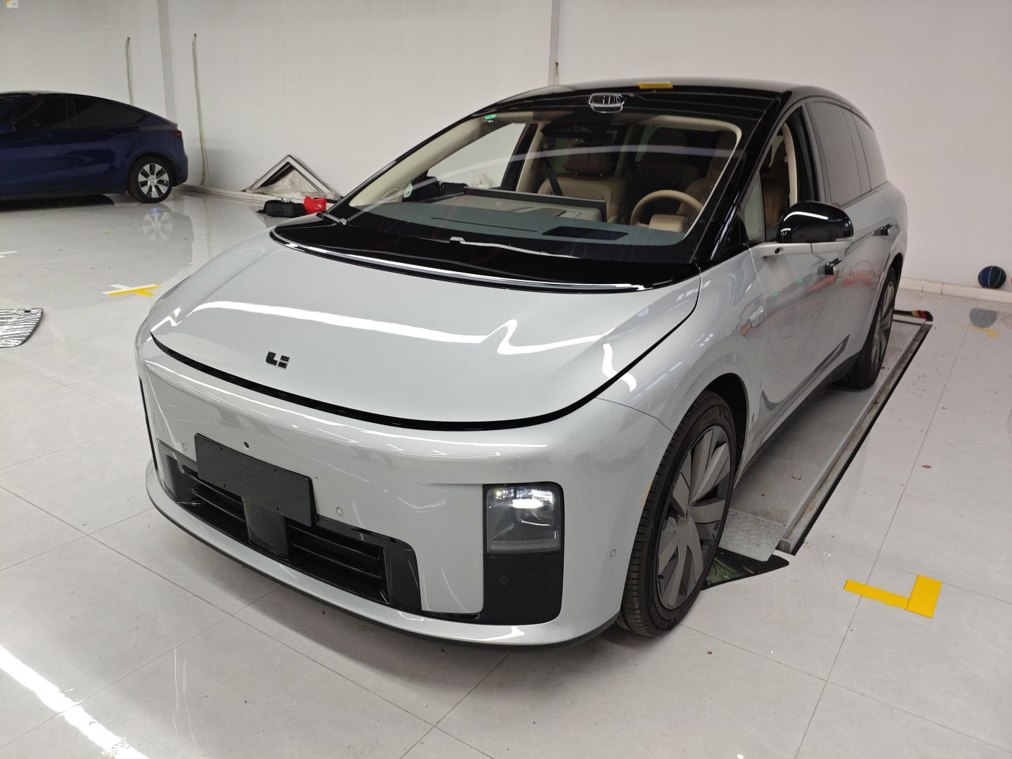 Под передней частью автомобиля