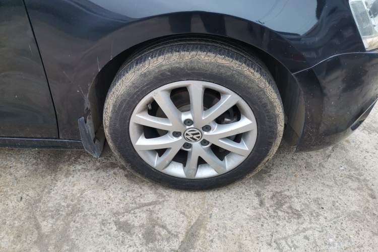 Used Volkswagen Sagitar 2012 1.6L Automatic Comfort Edition Right Front Wheel Hub