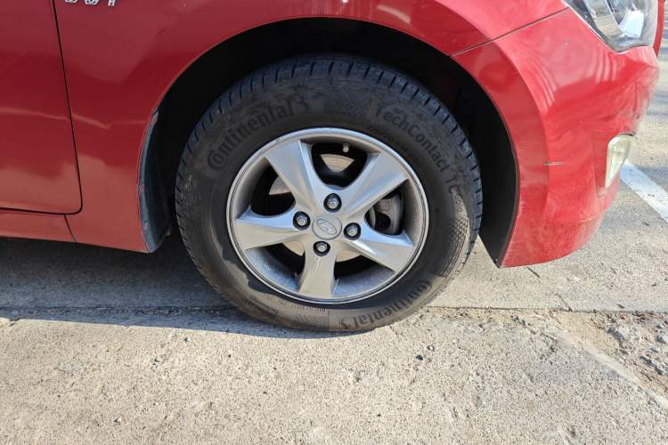 Used Hyundai Verna (older generation) 2014 1.4L Manual Smart GLS Trim Right Front Wheel Hub