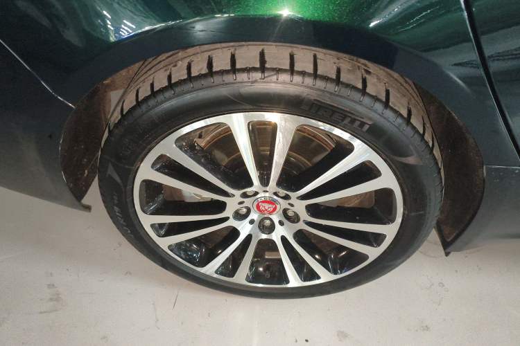 Used Jaguar XFL 2024 2.0T P250 Two-Wheel Drive Prestige Luxury Edition Right Rear Wheel Hub