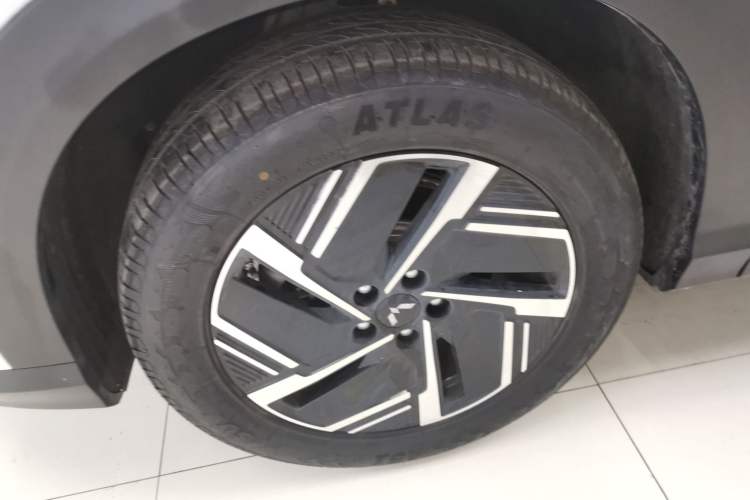 Used Wuling Xingguang S 2024 130 km Flagship Version Left Front Wheel Hub