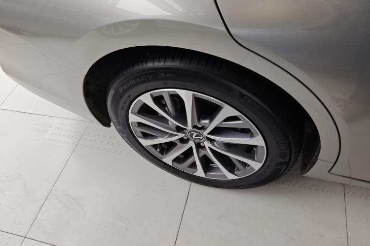 Used Lexus ES 2022 300h Excellence Edition Right Rear Wheel Hub