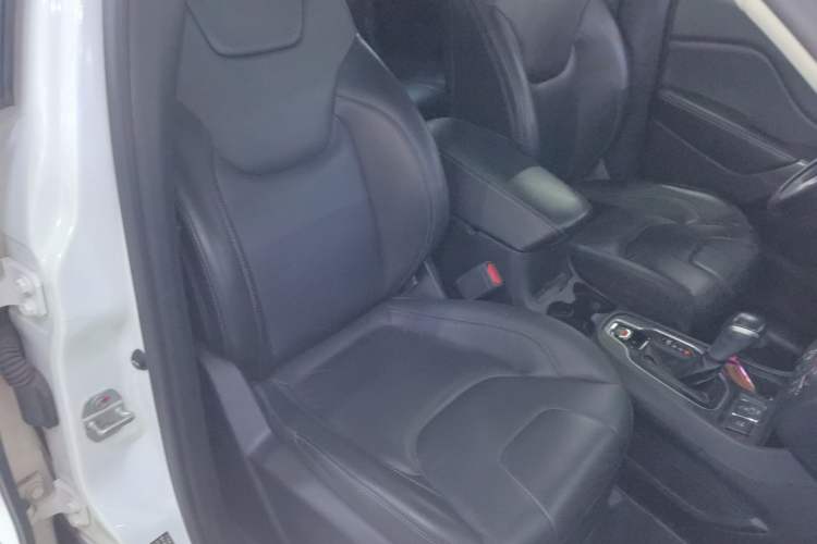 Used Jeep Cherokee 2019 2.0T Two-Wheel Drive Smart Enjoyment Version China V