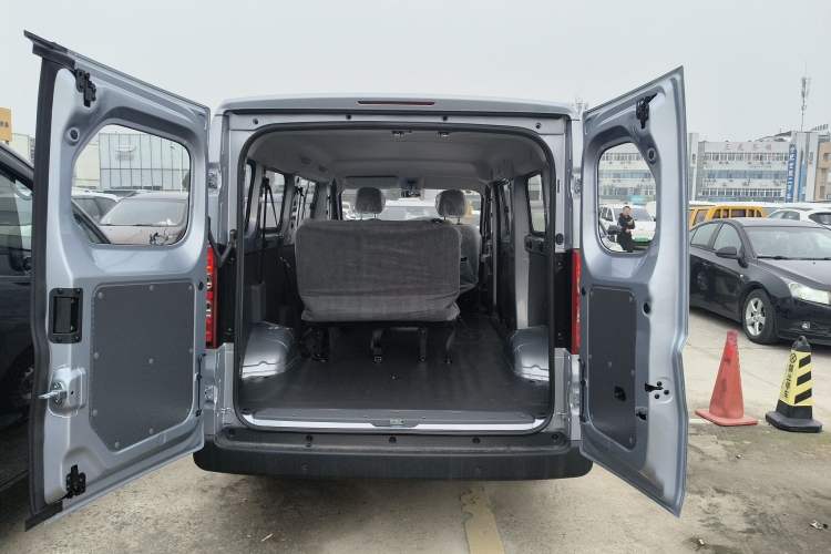 Used Wuling Yangguang 2024 300KM Comfort Version Passenger Van 75kW