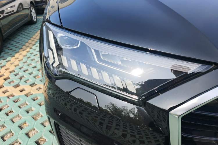 Used Audi Q7 2021 45 TFSI quattro S line Sport model Right Front Headlight