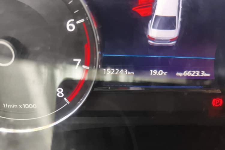 Used Volkswagen Phideon 2018 Revised Version 380TSI Two-Wheel Drive Business Edition Odometer Close Up