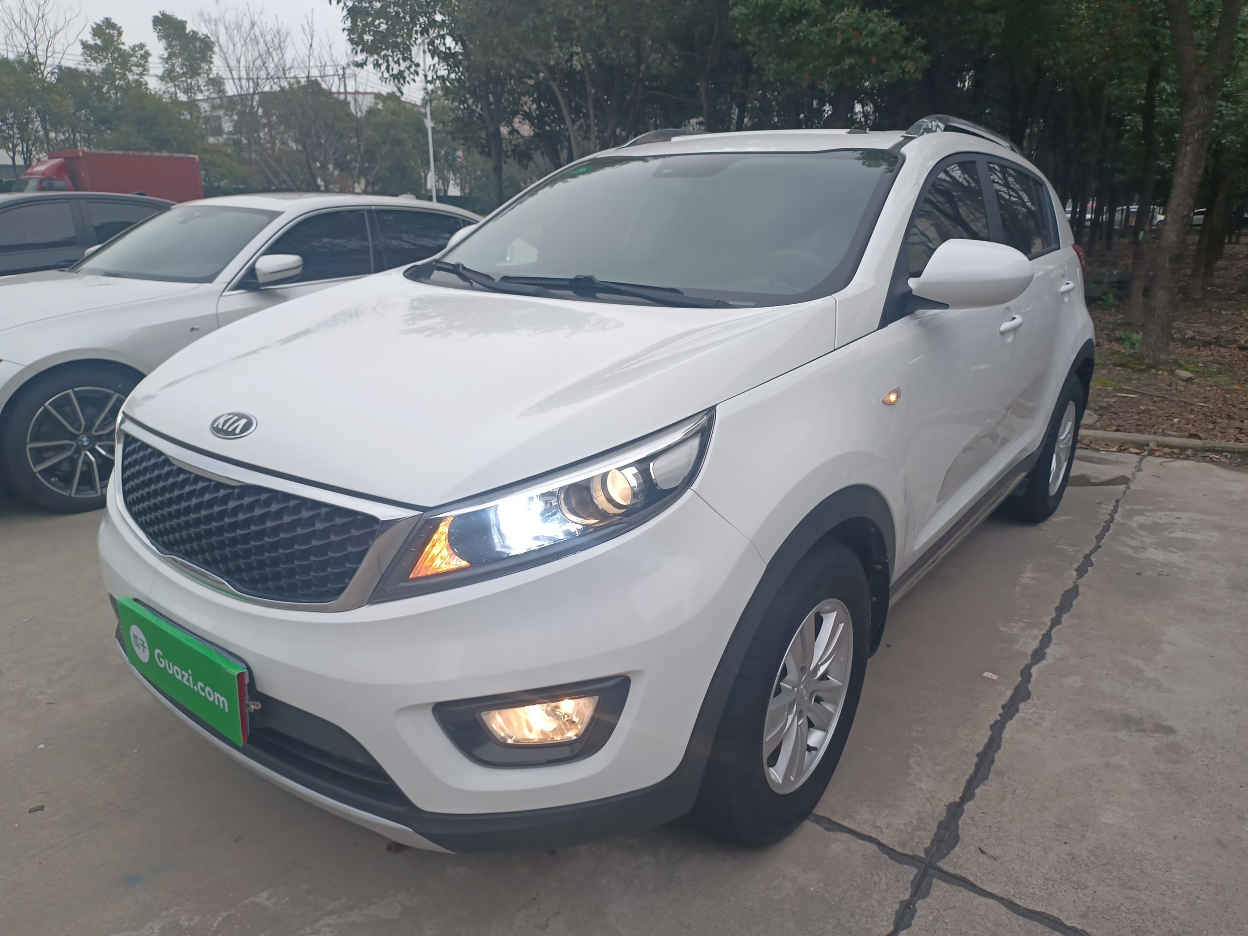 تحت مقدمة السيارة