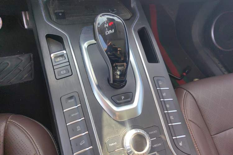 Used Wey VV6 2018 2.0T Two-Wheel-Drive Ultra-Luxury Version China V Standard
