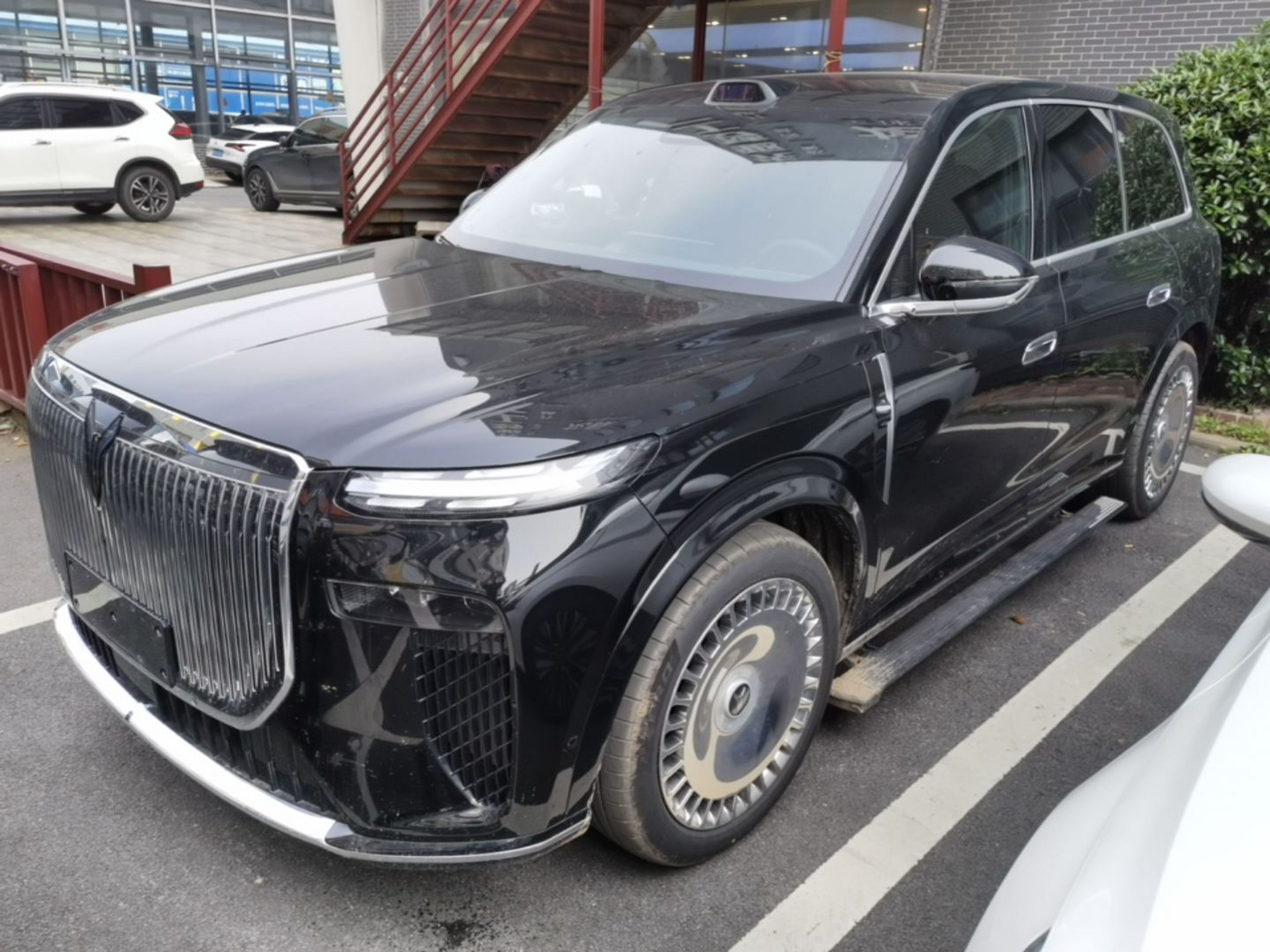 Под передней частью автомобиля