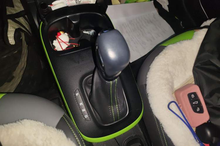 Used Roewe Clever 2021 302 km New Four-Seater Super-Efficient Version Gear Lever