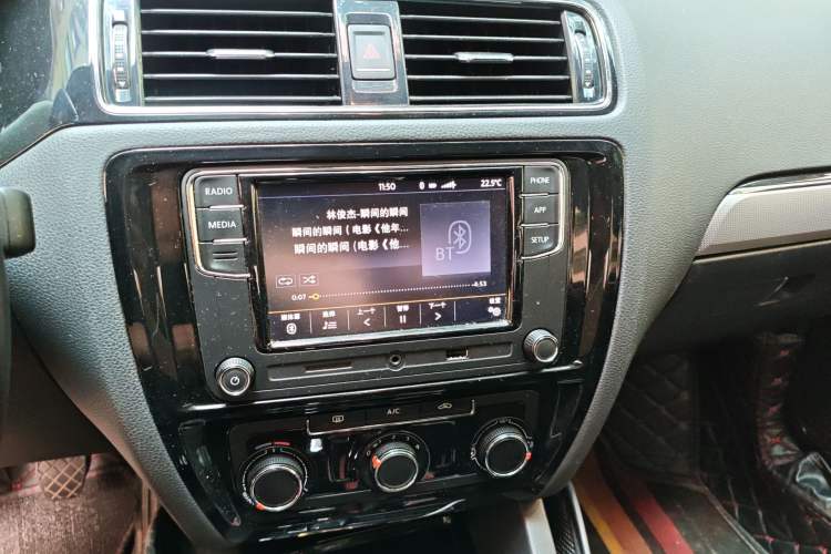 Used Volkswagen Sagitar 2018 1.6L Manual Comfort Model Audio And AC Panel