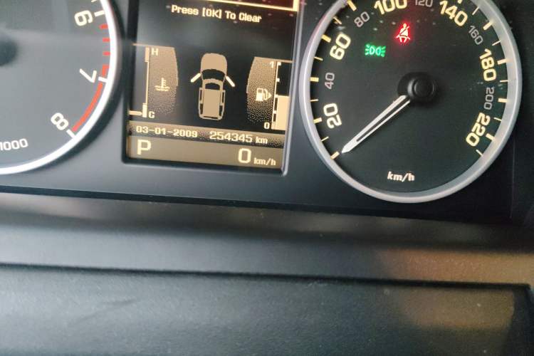 Used Land Rover Discovery 2010 5.0 V8 HSE Gasoline Model Odometer Close Up