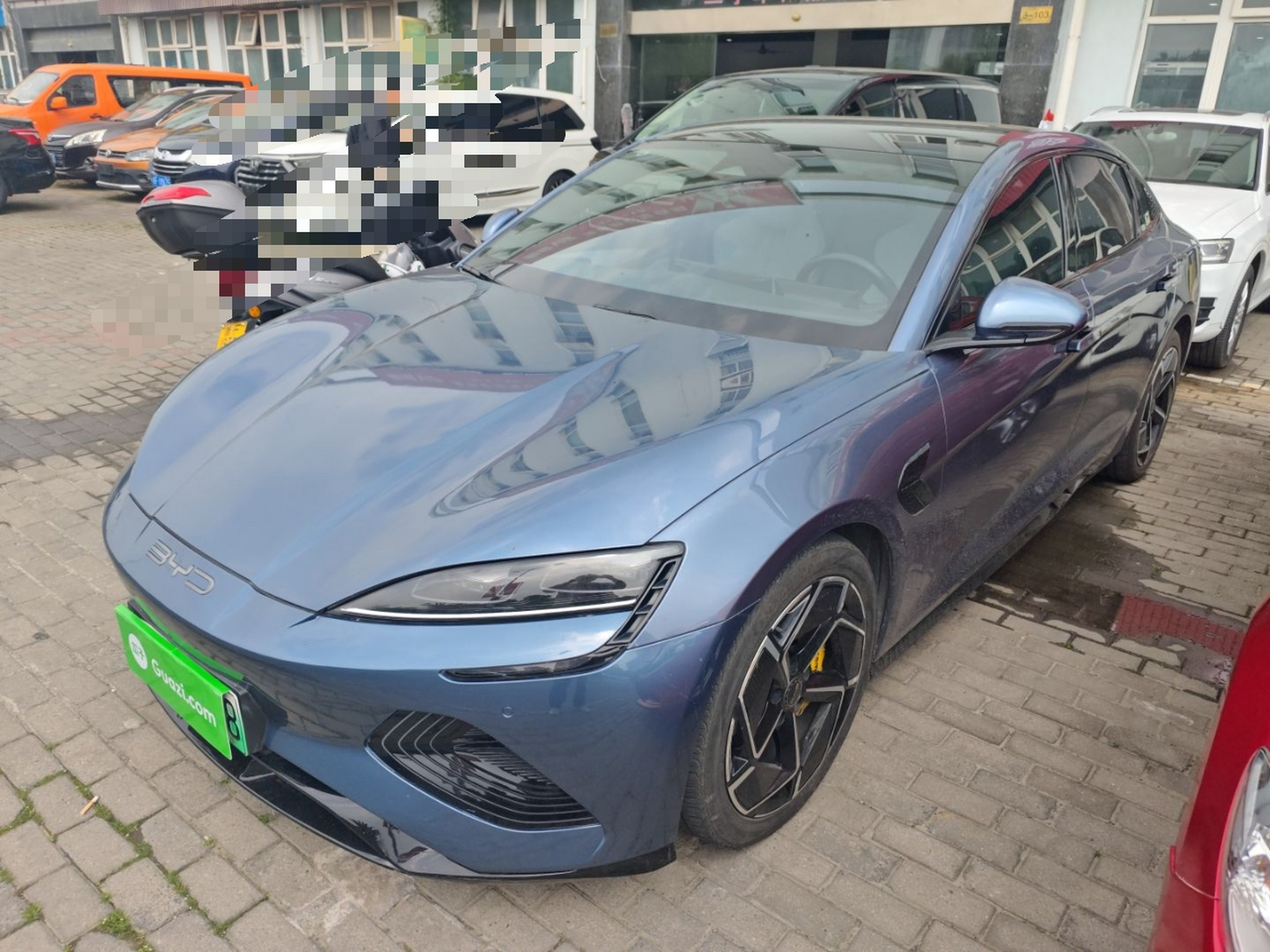 تحت مقدمة السيارة