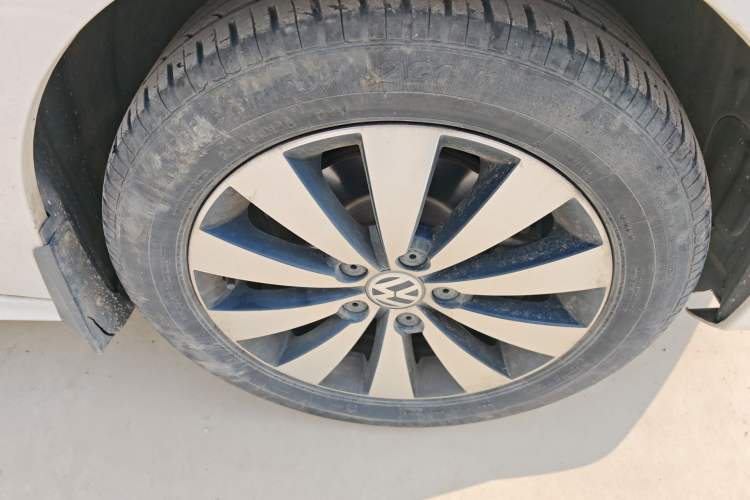 Used Volkswagen Sagitar 2018 1.6L Automatic Comfort Model Right Front Wheel Hub