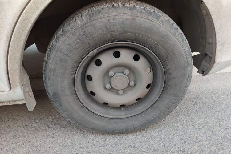 Used Dongfeng Yufeng EM26 2023 Standard Edition 41.472 kWh Henan Lithium Power Right Front Wheel Hub