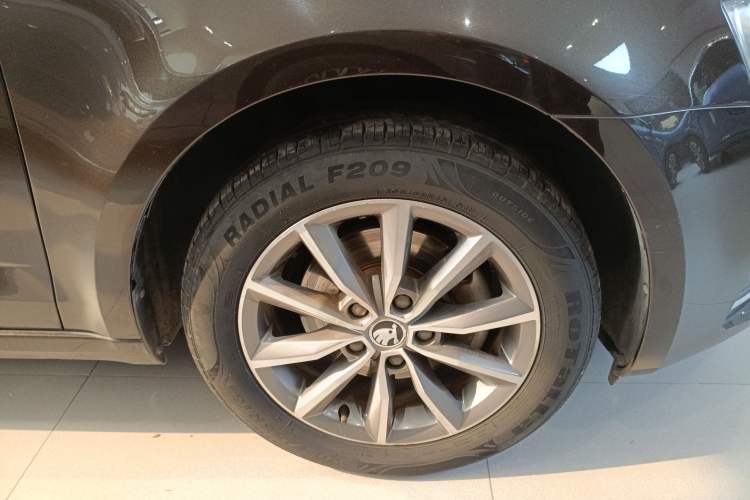 Used Skoda Octavia 2017 1.6L Automatic Chuanxing Edition Right Front Wheel Hub