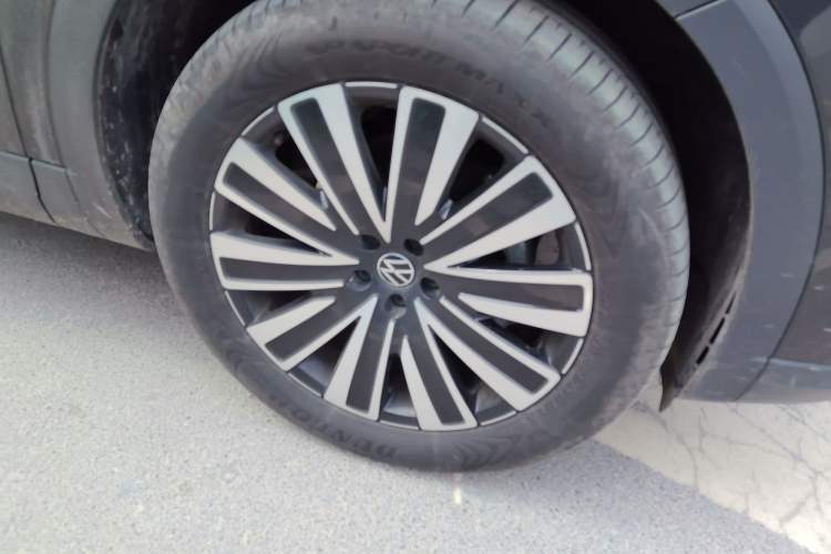 Used Volkswagen Tavendor 2024 330TSI Luxury Touring - All-Inclusive Edition Right Front Wheel Hub