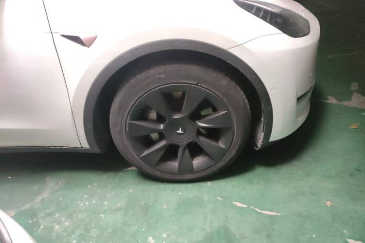 Used Tesla Model Y 2021 Standard Range Rear-Wheel Drive Version Right Front Wheel Hub