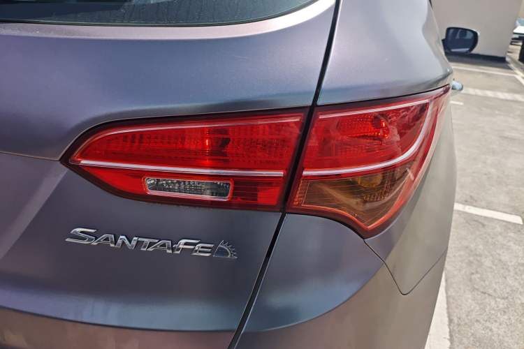 Used Hyundai Santa Fe 2013 2.4L Automatic Two-Wheel Drive Smart Version Right Rear Taillight