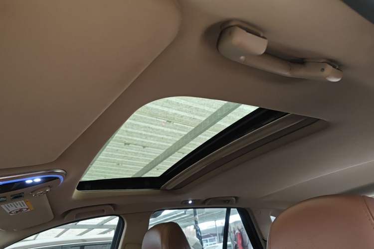 Used Haval H8 2015 2.0T Two-Wheel-Drive Luxury Version Headliner