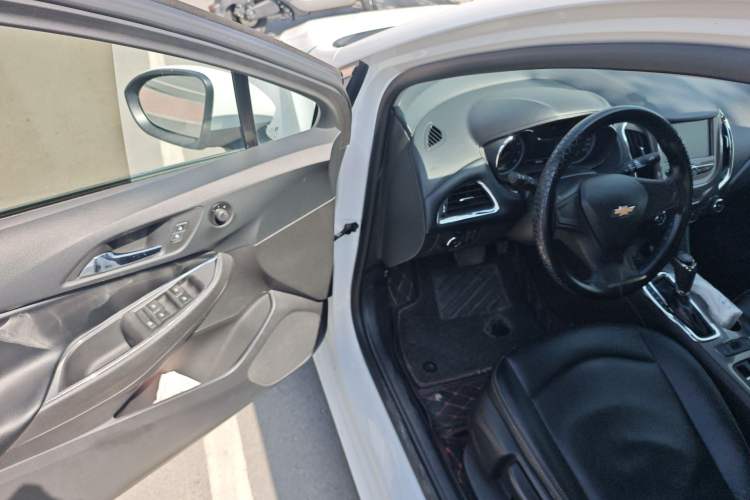 Used Chevrolet Cruze 2018 320 Automatic Pioneer Sunroof Edition Driver Seat