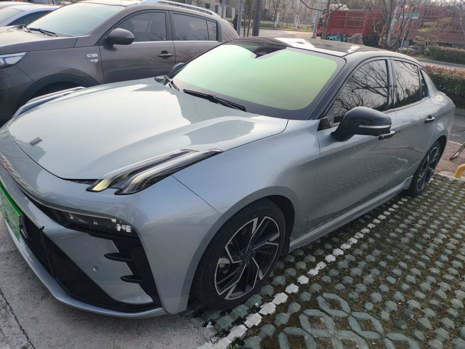 تحت مقدمة السيارة