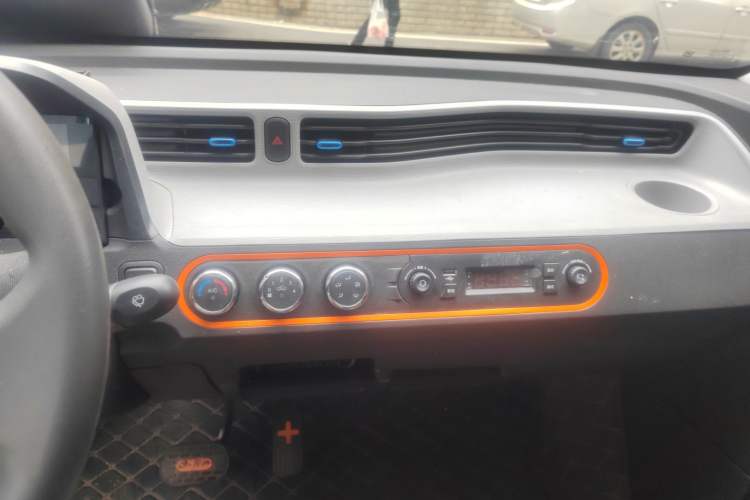 Used Wuling Hongguang MINIEV 2022 Easy Version Lithium Iron Phosphate Audio And AC Panel