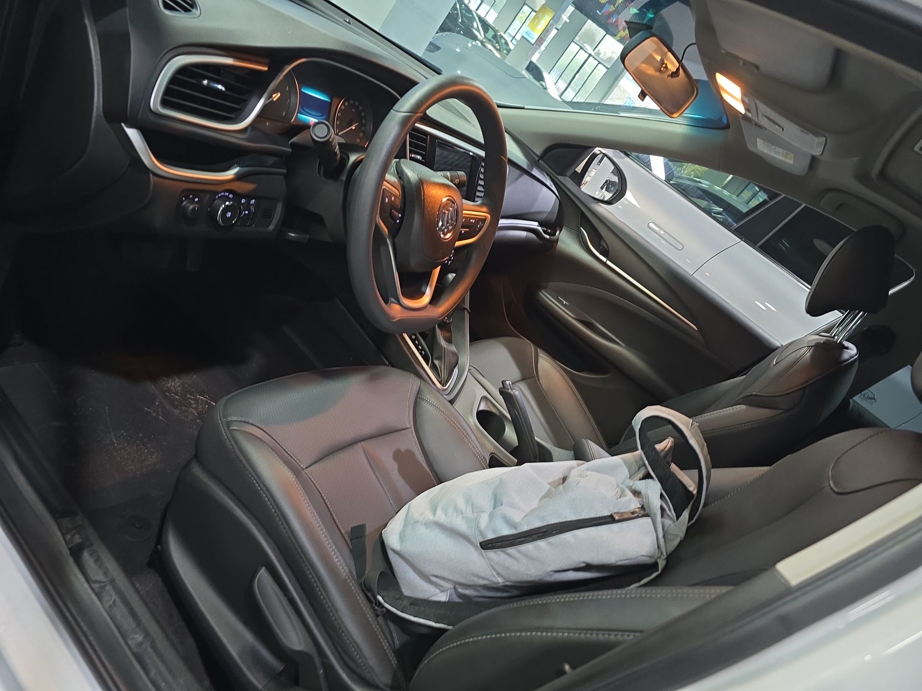 Переднее сиденье в автомобиле