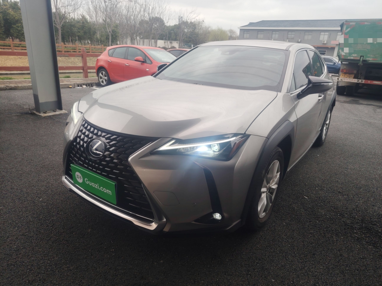 Под передней частью автомобиля