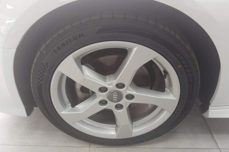 Used Audi A3 2020 Sportback 35 TFSI Fashion Edition China VI Emission Standard Left Front Wheel Hub