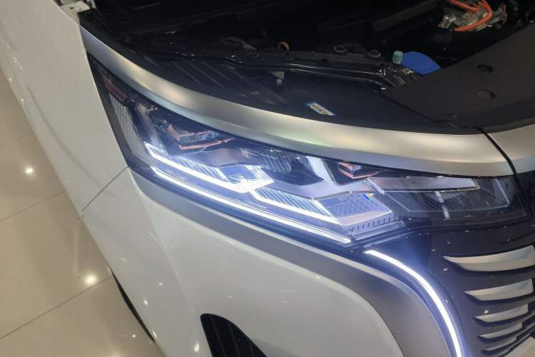 Used Denza D9 2022 DM-i 970 Four-Wheel Drive Flagship Model
