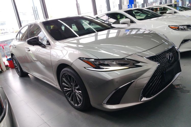 Used Lexus ES 2021 300h Deluxe Edition
