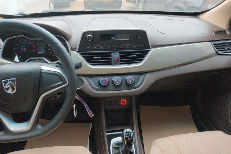 Used Baojun 310W 2017 1.5L Manual Comfort Version China VI Emission Standard Audio And AC Panel