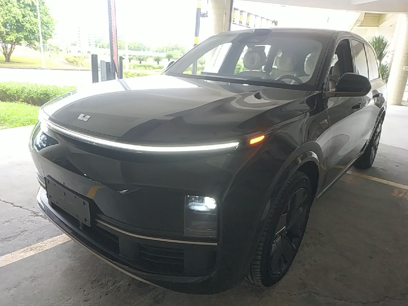 Под передней частью автомобиля