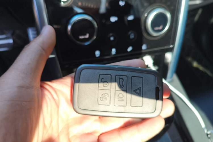 Used Land Rover Discovery Sport 2022 Revised Version 249 PS R-Dynamic S Performance Edition 5 Seats Vehicle Key