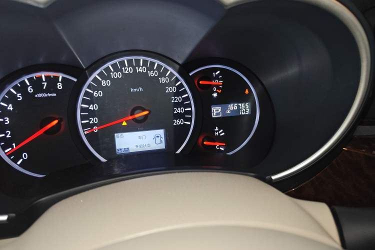 Used Nissan Quest 2015 3.5L SL Odometer Close Up