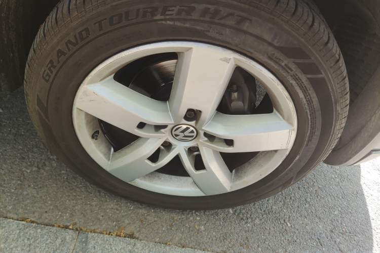 Used Volkswagen Touareg  Right Front Wheel Hub