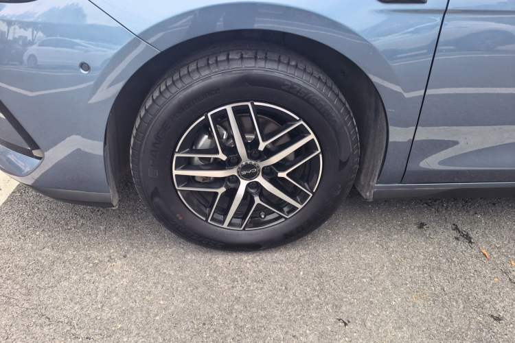 Used BYD Seal 05 DM-i 2025 DM-i Intelligent Drive 120KM Flagship Model Left Front Wheel Hub