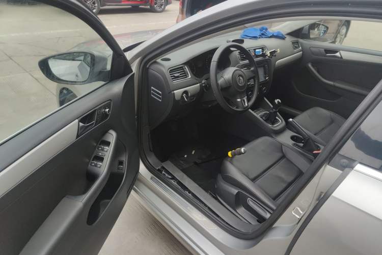 Used Volkswagen Sagitar 2014 1.6L Manual Comfort Model
