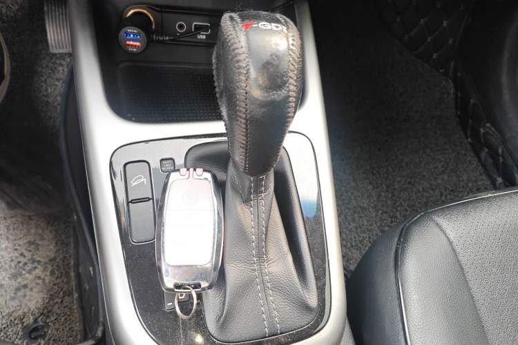 Used Kia KX3 2015 1.6L Automatic Two-Wheel Drive DLX Gear Lever