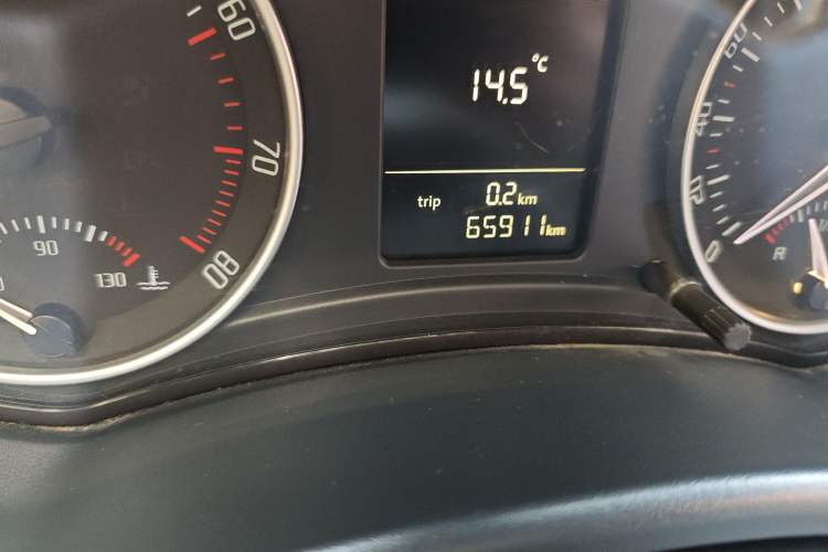 Used Skoda Octavia 2012 1.6L Manual Yijun Edition Odometer Close Up