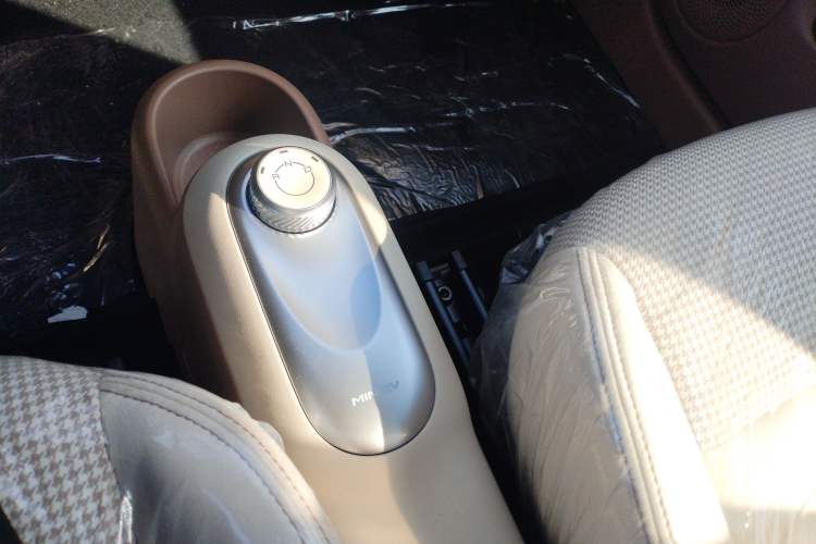 Used Wuling Hongguang MINIEV 2025 Four-Door Version Advanced Edition Gear Lever