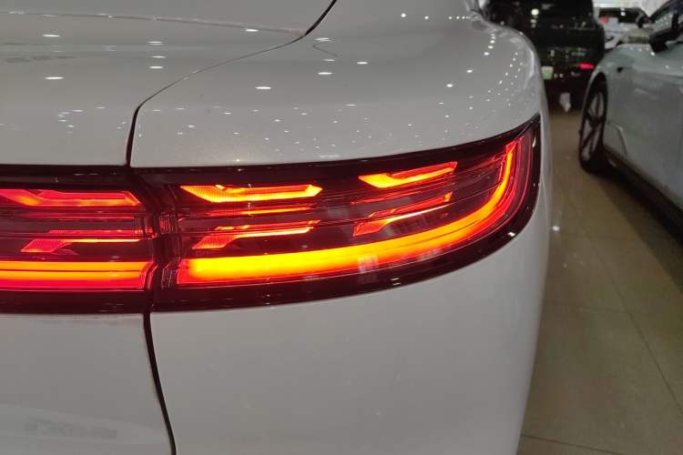 Used VOYAH PASSION 2023 Four-Wheel Drive Flagship Edition Right Rear Taillight